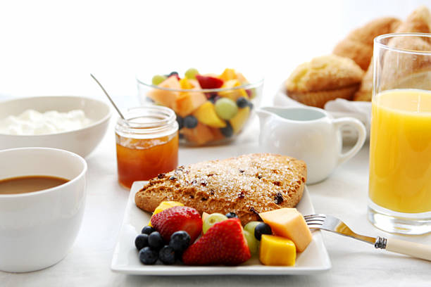 mesa de desayuno - coffee muffin pastry blueberry muffin fotografías e imágenes de stock