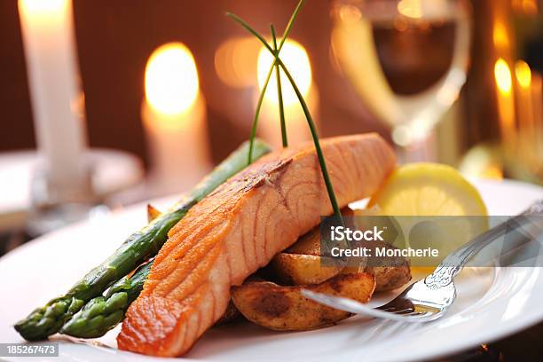 グリルしたサーモンの野菜 - 鮭料理のストックフォトや画像を多数ご用意 - 鮭料理, ジャガイモ料理, サラダ