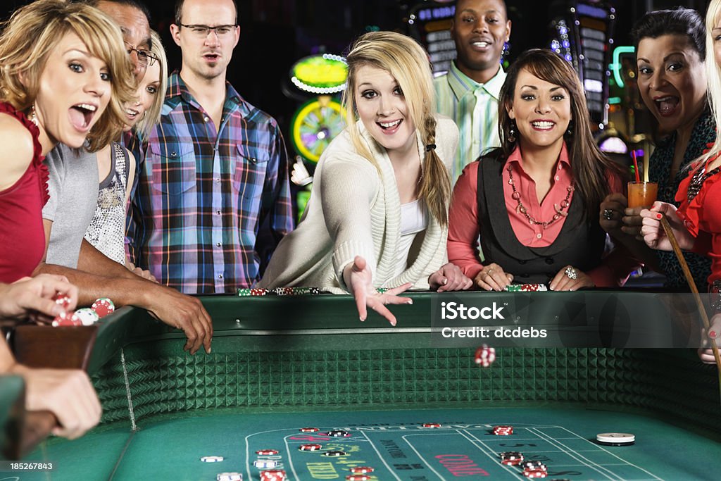 Groupe diversifié de gens, jouer au Craps au Casino - Photo de Craps libre de droits