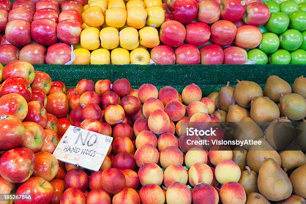 Stoisko Z Owocami - zdjęcia stockowe i więcej obrazów Bez ludzi - Bez ludzi, Brzoskwinia - Owoc, Czerwony