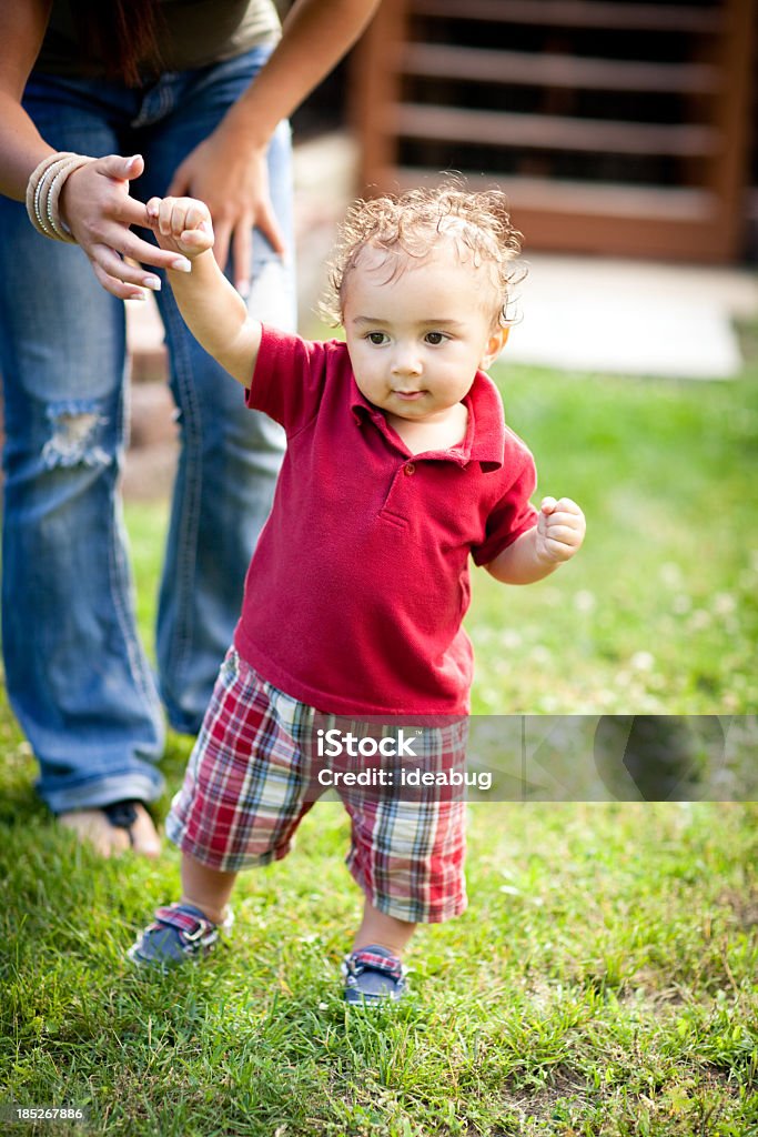 Imagem a cores de mãe segurando Criança pequena mão de filho ao ar livre - Royalty-free Brincalhão Foto de stock