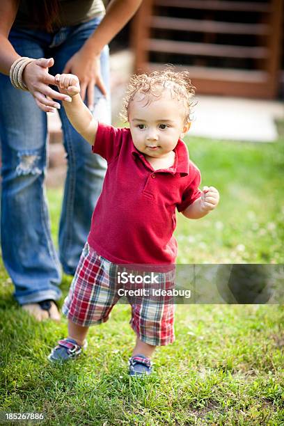 Imagem A Cores De Mãe Segurando Criança Pequena Mão De Filho Ao Ar Livre - Fotografias de stock e mais imagens de Brincalhão