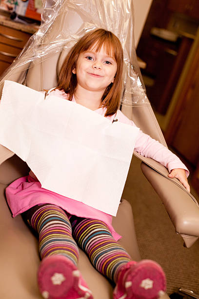 jovem garota preparando para têm dentes análise de dentista - dentists chair anticipation smiling healthcare and medicine - fotografias e filmes do acervo