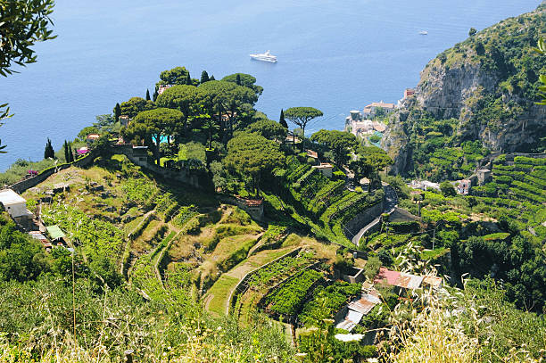 costiera amalfitana terrazze - mountain looking at view beach cliff foto e immagini stock