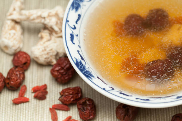 tmc — традиционная китайская медицина - angelica root root tip chinese culture стоковые фото и изображения