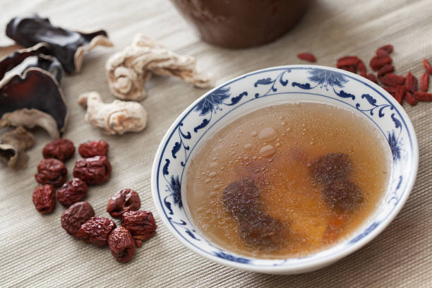 sopa de tmc - soup chinese culture herbal medicine chinese medicine fotografías e imágenes de stock