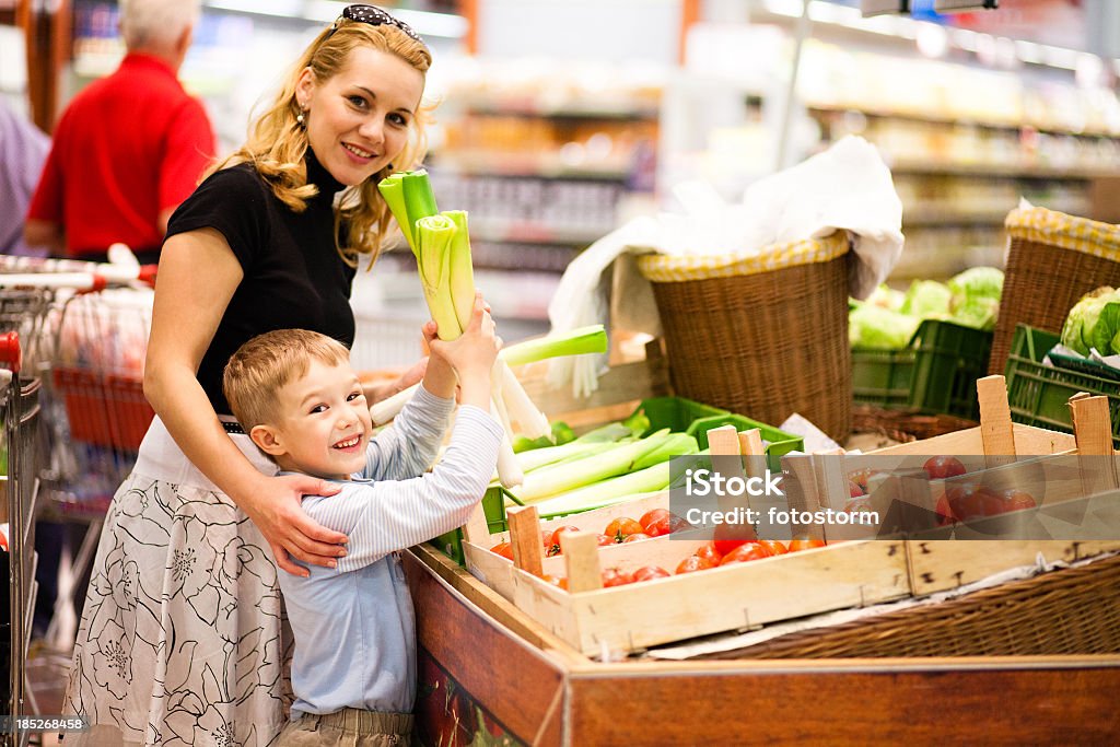 Mère et son fils shopping pour légumes - Photo de Acheter libre de droits