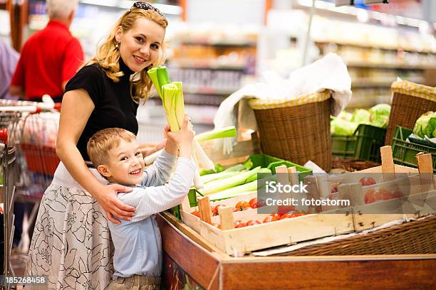 Photo libre de droit de Mère Et Son Fils Shopping Pour Légumes banque d'images et plus d'images libres de droit de Acheter - Acheter, Activité commerciale, Adulte