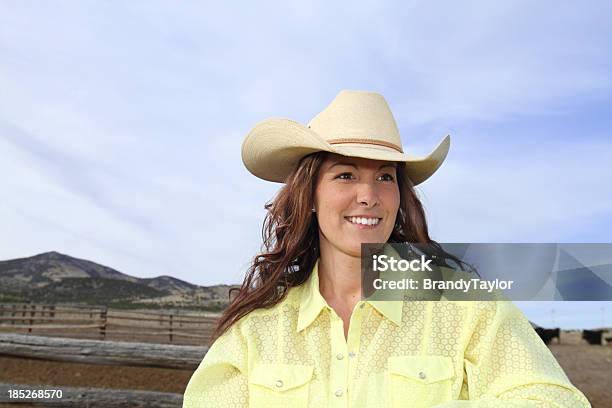 아름다운 여자 카우보이 목장주 및 Blue Sky 배경기술 20-29세에 대한 스톡 사진 및 기타 이미지 - 20-29세, 30-39세, 갈색 머리