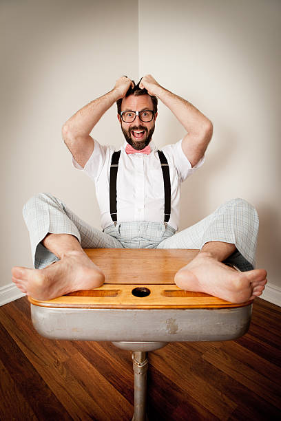 pourtant homme assis avec les pieds sur old school bureau - desk men bizarre classroom photos et images de collection