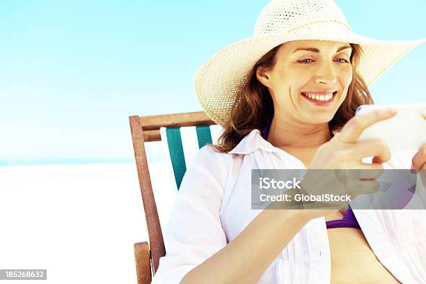 Comprobaciónen La Playa Foto de stock y más banco de imágenes de Adulto - Adulto, Adulto joven, Agarrar