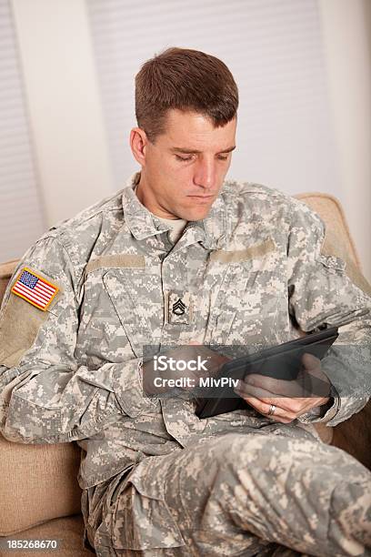 Soldaten Mit Digitalen Tablet Stockfoto und mehr Bilder von Tablet PC - Tablet PC, Computer, Ein Mann allein