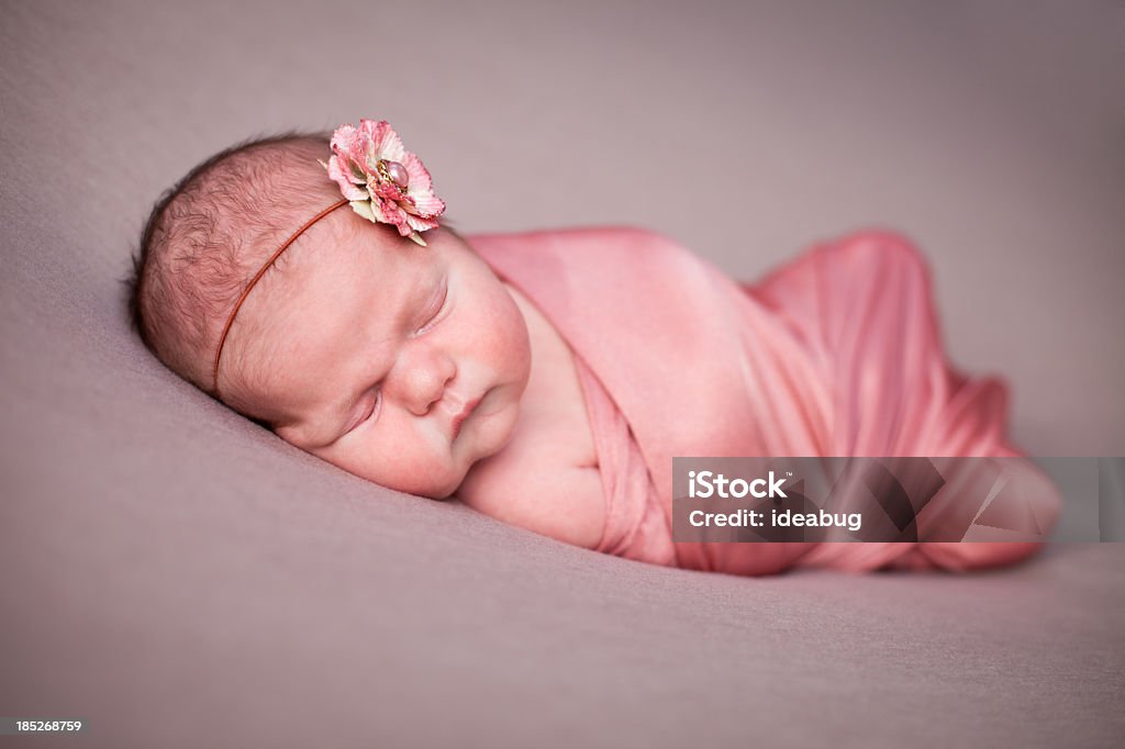 Gros plan de paix bébé fille nouveau-né emmailloté dans une couverture - Photo de 0-11 mois libre de droits