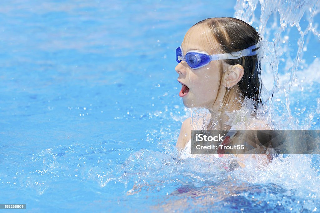 Menina brincando na piscina - Foto de stock de Adolescente royalty-free
