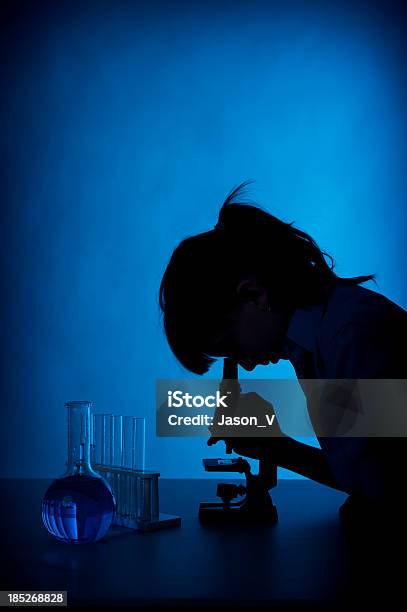 Menina Olhando Através De Um Microscópio - Fotografias de stock e mais imagens de Cientista - Cientista, Criança, Silhueta