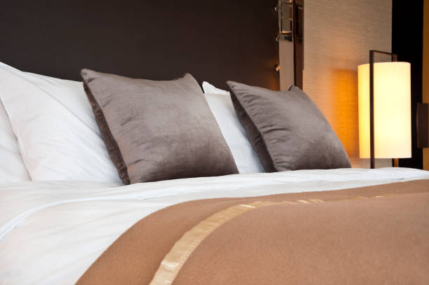hotel-zimmer - bedding bedroom duvet pillow stock-fotos und bilder