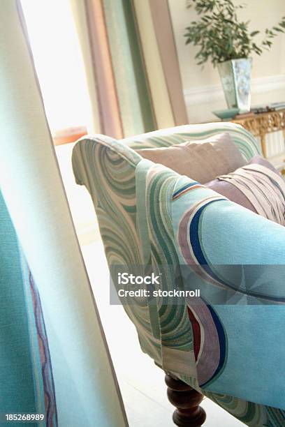 クローズアップ小規模のフォーマルなソファークッション付きの窓 - クッションのストックフォトや画像を多数ご用意 - クッション, 室内装飾, 明るい色