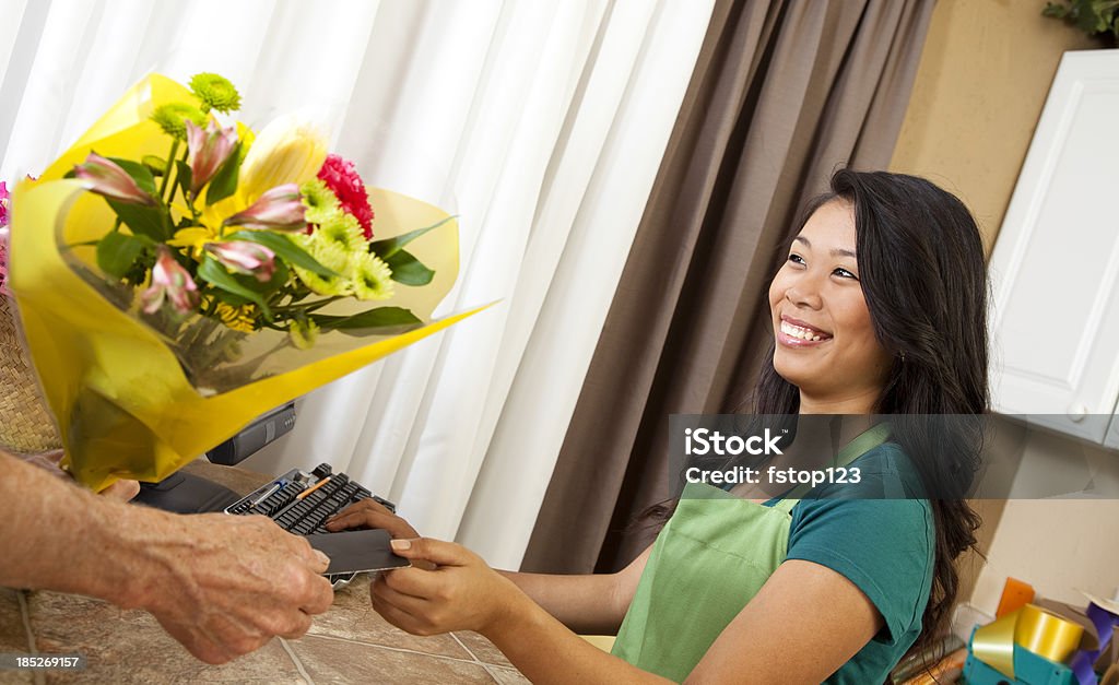 Молодые азиатские Флорист в ее розничный магазин цветов. - Стоковые фото 20-29 лет роялти-фри