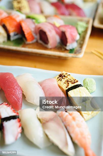 Sushi Foto de stock y más banco de imágenes de Alimento - Alimento, Anguila de agua salada, Atún - Pescado