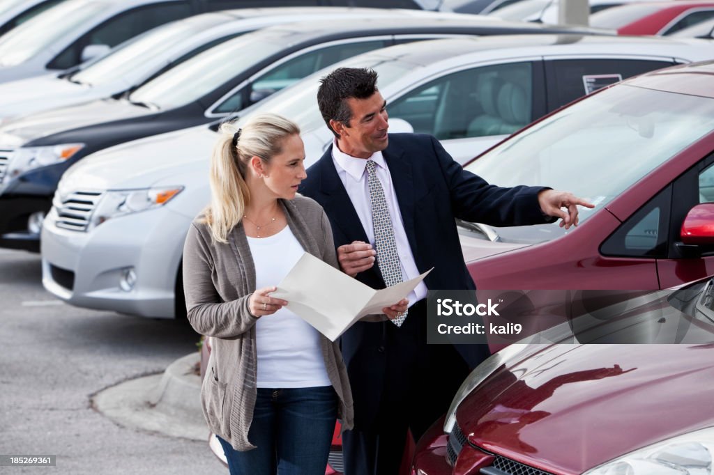 Venditore auto con un cliente - Foto stock royalty-free di Parcheggio
