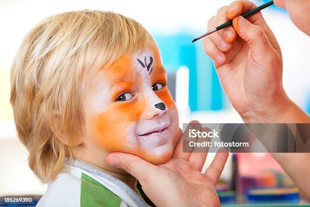Kleine Junge Mit Gesicht Gemalt Stockfoto und mehr Bilder von Bemaltes Gesicht - Bemaltes Gesicht, Bunt - Farbton, Bühnenschminke
