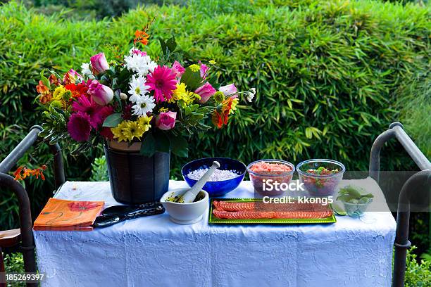 Foto de Mesa Preparada Para Fora De Culinária No Jardim e mais fotos de stock de Arbusto - Arbusto, Arranjo de Flores, Azul