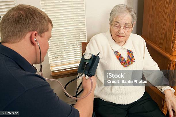 Photo libre de droit de La Profession Médicosociale Vérification De La Pression Artérielle Du Patient Senior banque d'images et plus d'images libres de droit de Adulte