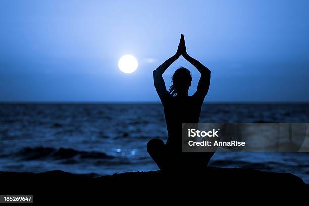 Foto de Silhueta De Uma Jovem Mulher Fazendo Yoga e mais fotos de stock de Lua - Lua, Paisagens Lunares, Yoga