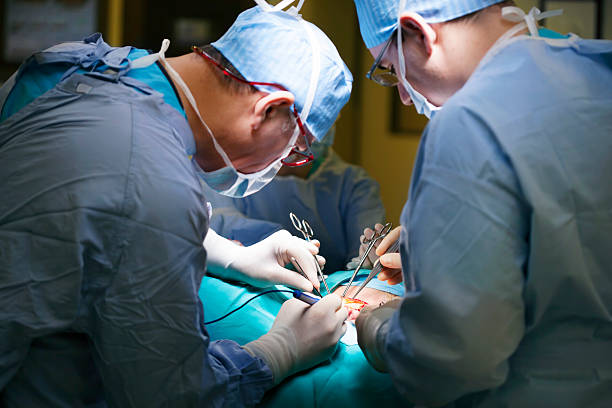 의사가 의료 레이저 사용하여 - dissection 뉴스 사진 이미지
