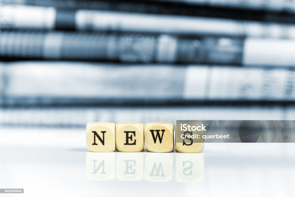 NEWS-Zeitungen im Hintergrund (Blau getönt) - Lizenzfrei Bildschärfe Stock-Foto