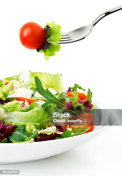 Plato De Ensalada Con Tenedor Y Tomate Foto de stock y más banco de imágenes de Ensalada - Ensalada, Fondo blanco, Tenedor