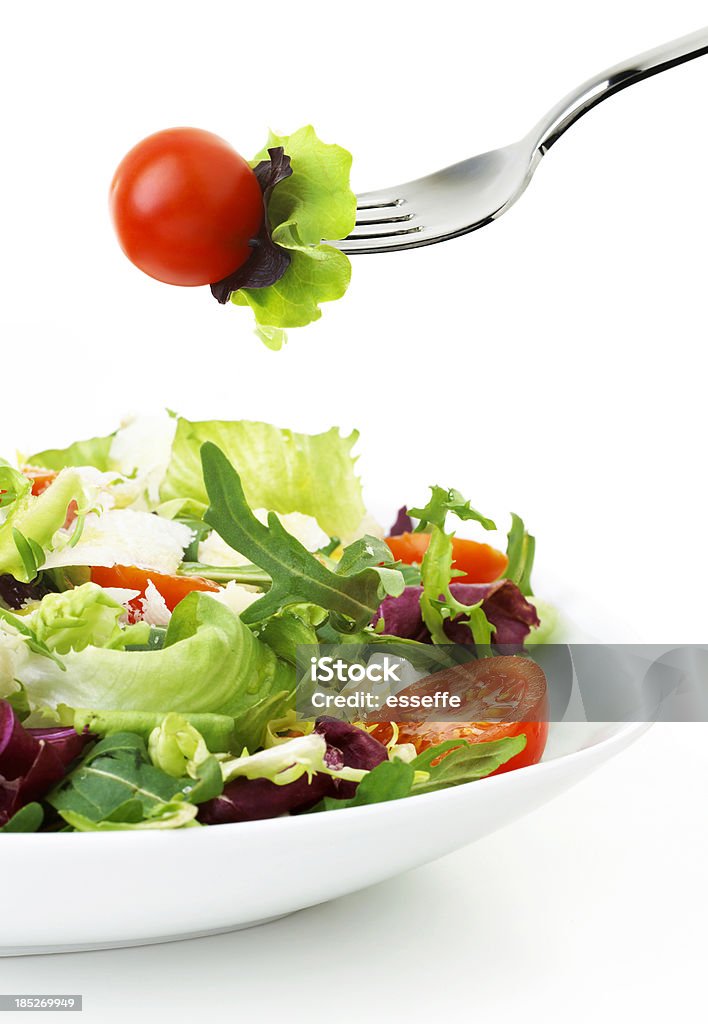Тарелка, вилка и томатный салат - Стоковые фото Белый фон роялти-фри