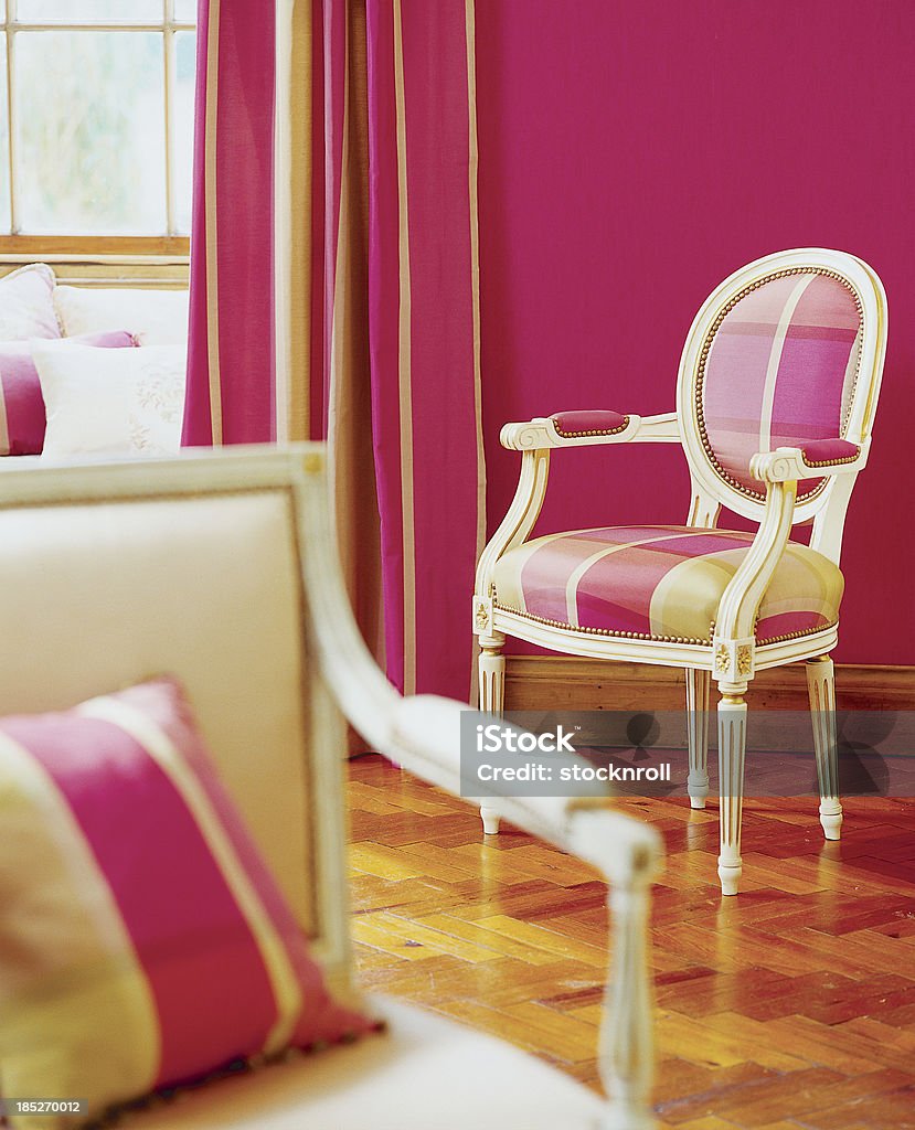 Interno di eleganti sedie In finestra - Foto stock royalty-free di Accogliente