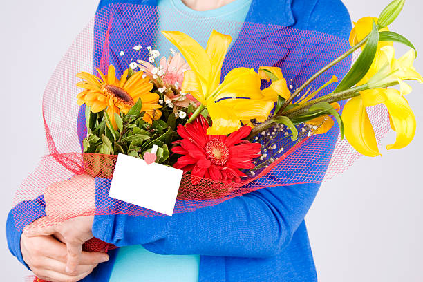 mulher segurando flores - bouquet tulip greeting card gerbera daisy imagens e fotografias de stock