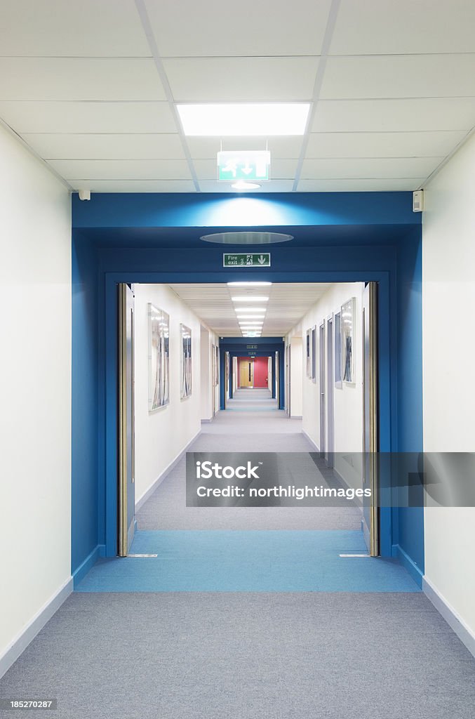 Couloir moderne de l'école secondaire - Photo de Porte coupe-feu libre de droits