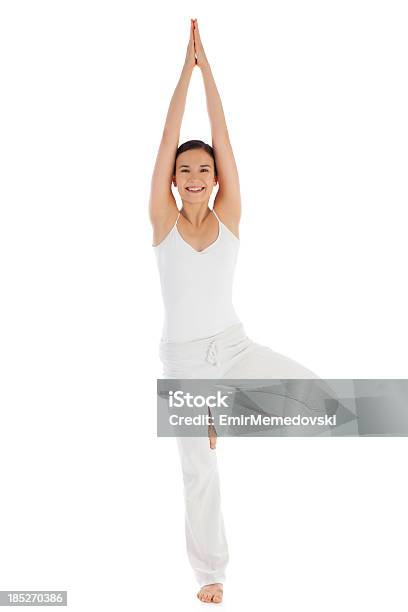 Молодая Женщина Физические Упражнения Йоги — стоковые фотографии и другие картинки Благополучие - Благополучие, Вертикальный, Весёлый