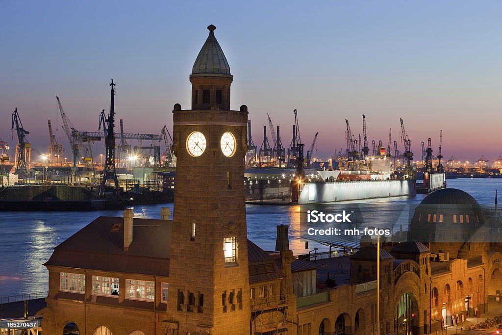 Wieczorem scena w Hamburgu harbour - Zbiór zdjęć royalty-free (Bezchmurne niebo)