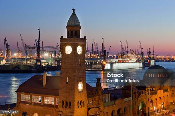 Wieczorem Scena W Hamburgu Harbour - zdjęcia stockowe i więcej obrazów Bezchmurne niebo - Bezchmurne niebo, Cegła, Fotografika