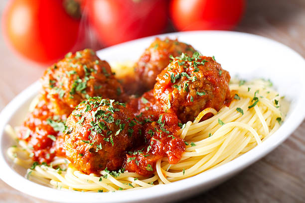 spaghetti con albóndigas - albóndiga fotos fotografías e imágenes de stock