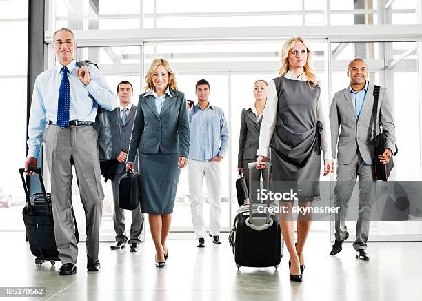 Geschäftsreisen Stockfoto und mehr Bilder von Menschengruppe - Menschengruppe, Flughafen, Geschäftsleben