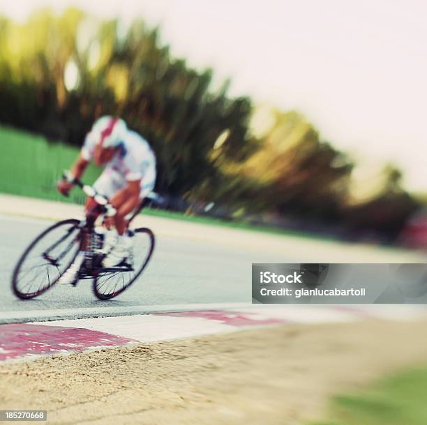 Ciclista En Un Circuito Foto de stock y más banco de imágenes de Andar en bicicleta - Andar en bicicleta, Tablero de circuitos, Acontecimiento