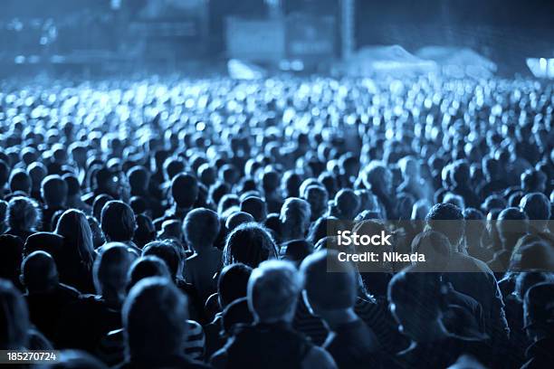 Foto de Multidão Aplaudindo O Concerto e mais fotos de stock de Multidão - Multidão, Festival de Música, Noite