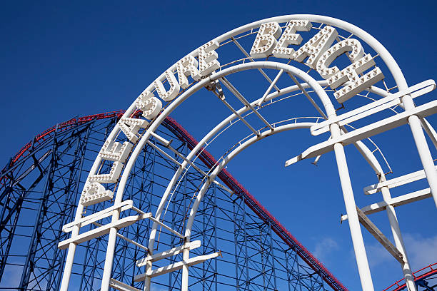 парк развлечений вход с американские горки - rollercoaster blackpool england pleasure beach стоковые фото и изображения