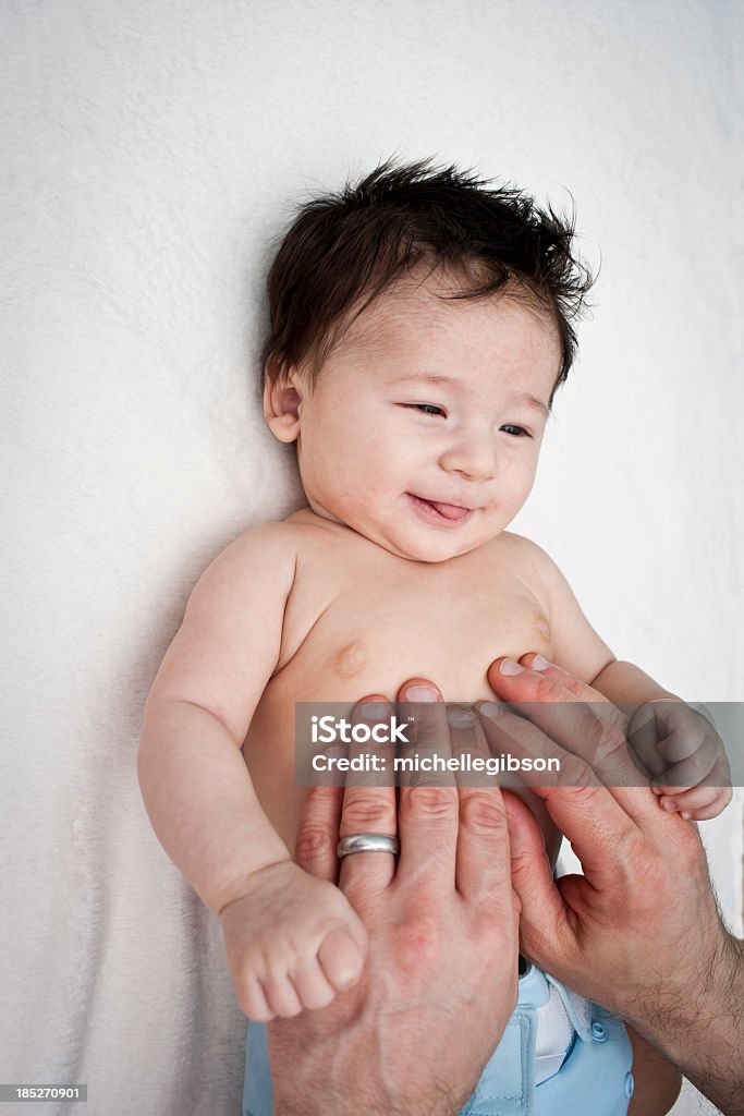 파더 기부 그릐 아기 남자아이 마사지 - 로열티 프리 아기 스톡 사진