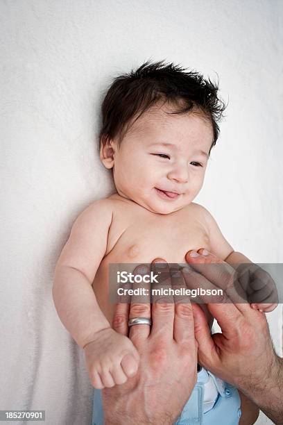 파더 기부 그릐 아기 남자아이 마사지 아기에 대한 스톡 사진 및 기타 이미지 - 아기, 마사지, 복부