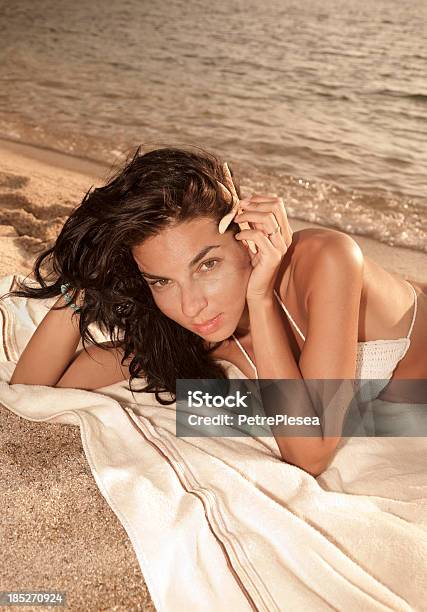 Kobieta Na Plaży Trzyma Sea Star Portret - zdjęcia stockowe i więcej obrazów Automatyczny filtr postprodukcyjny - Automatyczny filtr postprodukcyjny, Brąz, Brązowe włosy
