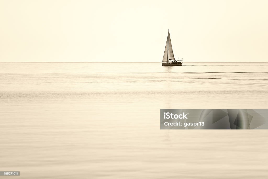 Seul Bateau à voile sur l'horizon - Photo de Bateau à voile libre de droits