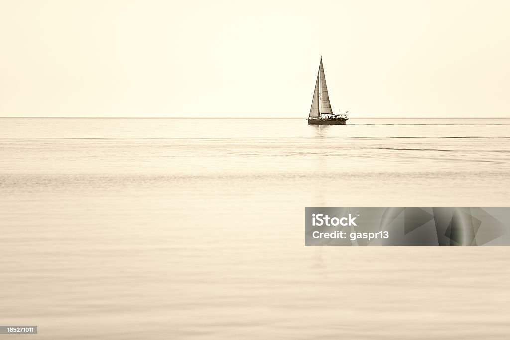 シングルヨットの水平線 - セールボートのロイヤリティフリーストックフォト