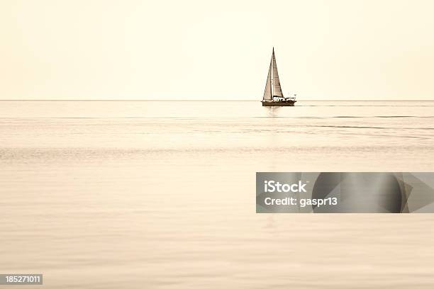 シングルヨットの水平線 - セールボートのストックフォトや画像を多数ご用意 - セールボート, 離れた, セーリング