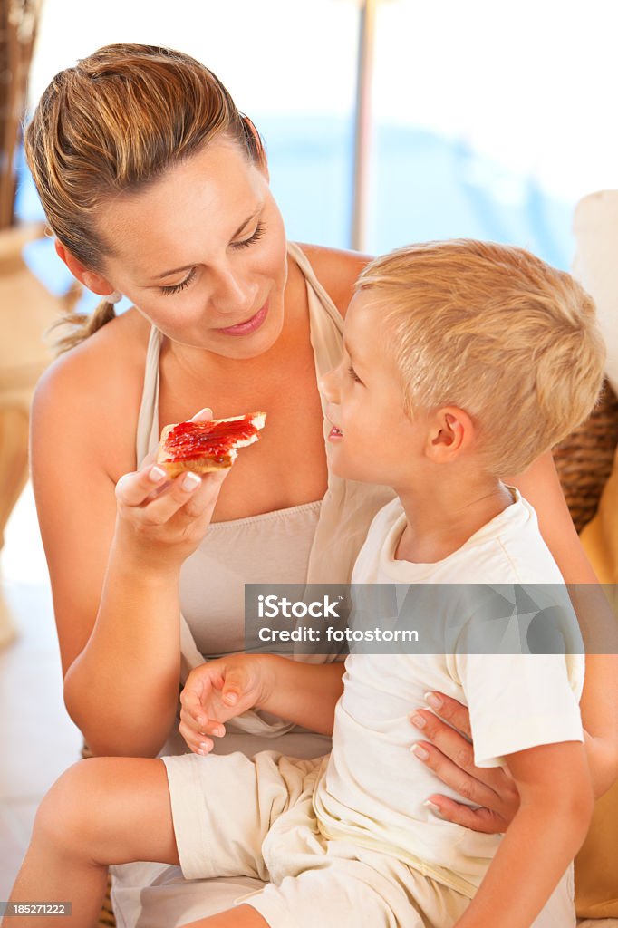 Jovem mãe alimentando seu menino - Foto de stock de Adulto royalty-free